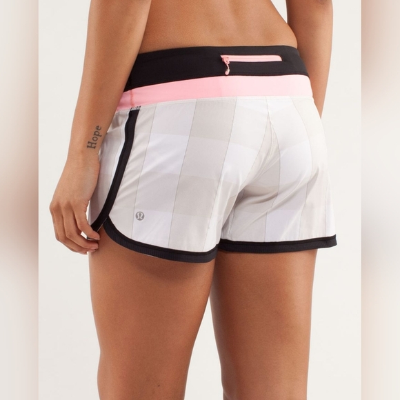 Lululemon Groovy Run Short Gros Gingham Dune/Bleached Coral/Black size 8 - Picture 2 of 13